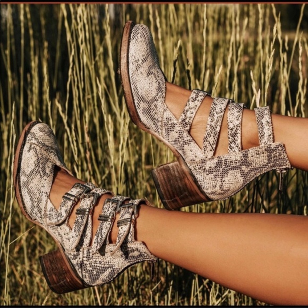 Freebird Felicity in White Snake sz 7
